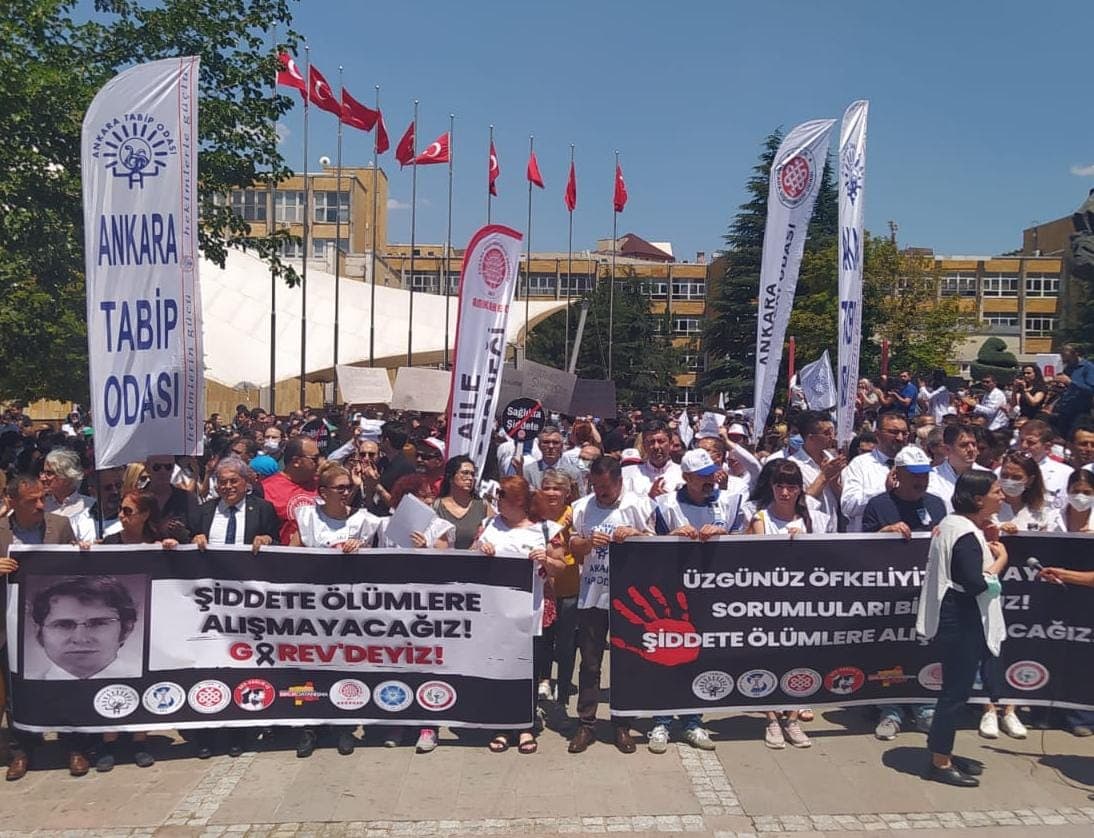 “Üzgünüz, öfkeliyiz, g(ö)revdeyiz!” görseli