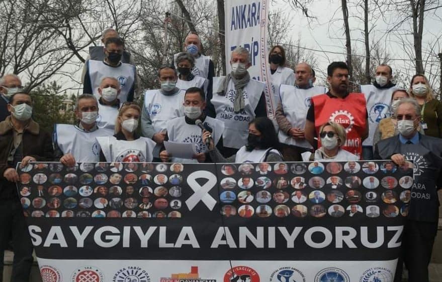 “Ankara sağlık meslek ve emek örgütleri olarak pandemide kaybettiğimiz meslektaşlarımızı andık.” fotoğraf galerisi, 1. fotoğraf