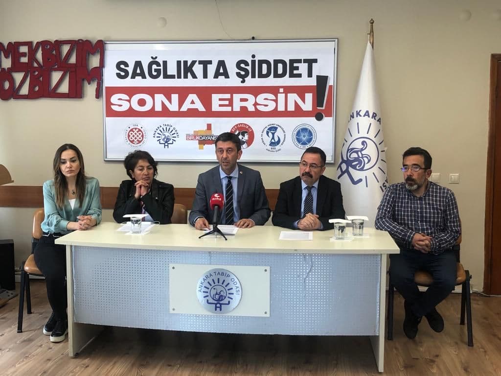 “Basın açıklaması - 17 Nisan 2012 tarihinde bir hasta yakınının bıçaklı saldırısı sonucu yaşamını yitiren Dr. Ersin Arslan’ı saygıyla anıyoruz.” fotoğraf galerisi, 1. fotoğraf