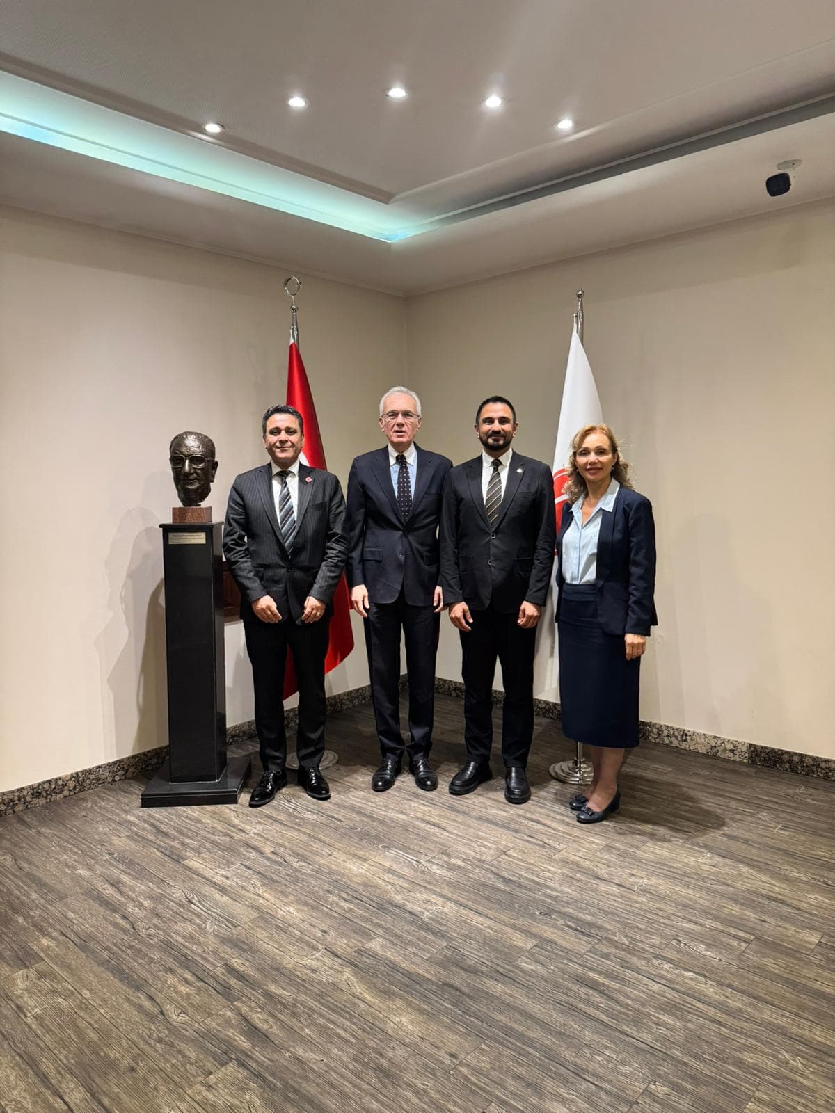 “Hacettepe üniversitesi rektör yardımcısı sayın Prof.Dr. Ahmet Serper ve dişhekimliği fakültesi dekanı sayın Prof.Dr. Tülin Taner’i ziyaret ettik” görseli
